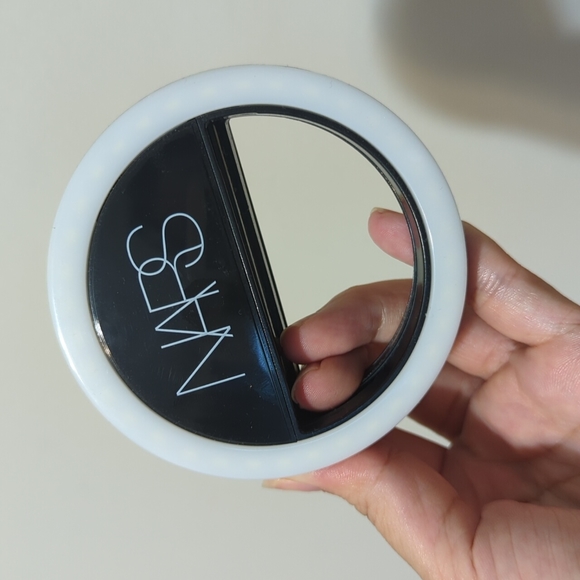 NARS | Clip-on Ring Light - Picture 2 of 3